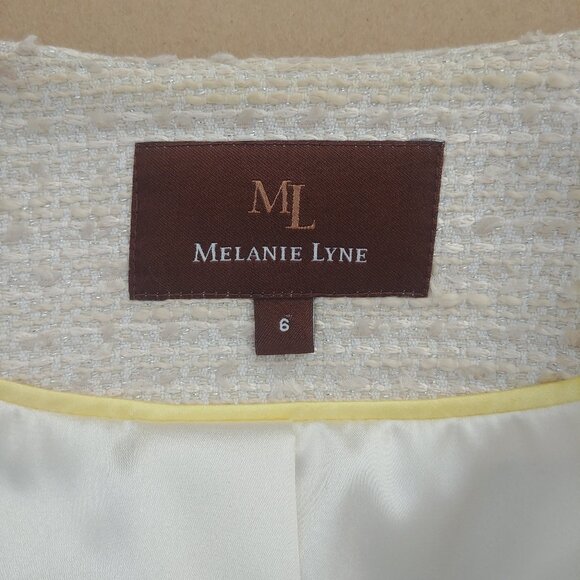 Elegant White Tweed Coat - Picture 15 of 15